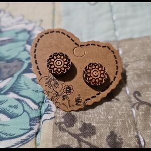 "Here Comes The Sun" minimalist stud earrings (Natural)